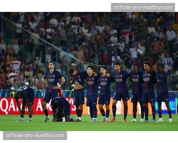 连线现场:大雨中的弗留利球场,乌迪内斯球迷高歌助威 连线现场:大雨中的弗留利球场,乌迪内斯球迷高歌助威